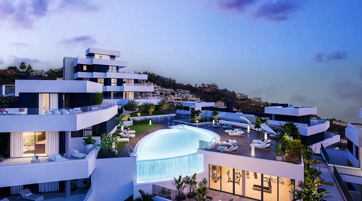 Piscina exterior de noche